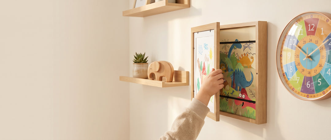 Kinderhandje schuift een tekening in een houten fotolijst in de kinderkamer