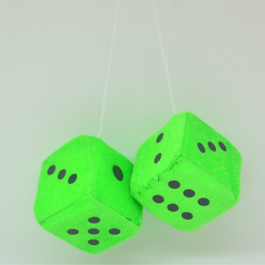 RetroDice – Pluche Dobbelstenen voor Autospiegel