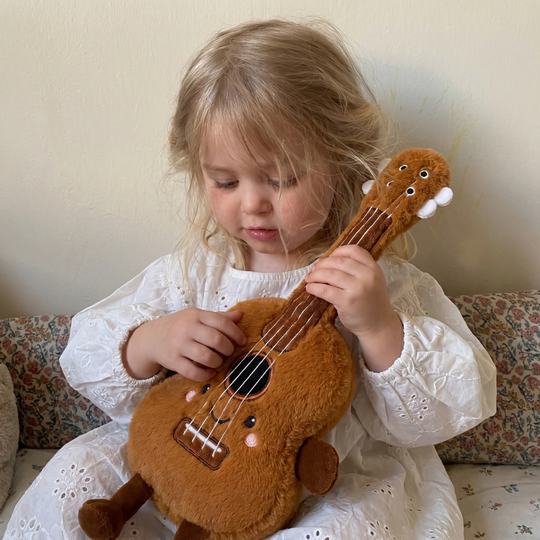 StringCuddle – Gitaar & Pipa Knuffel van Zacht Pluche