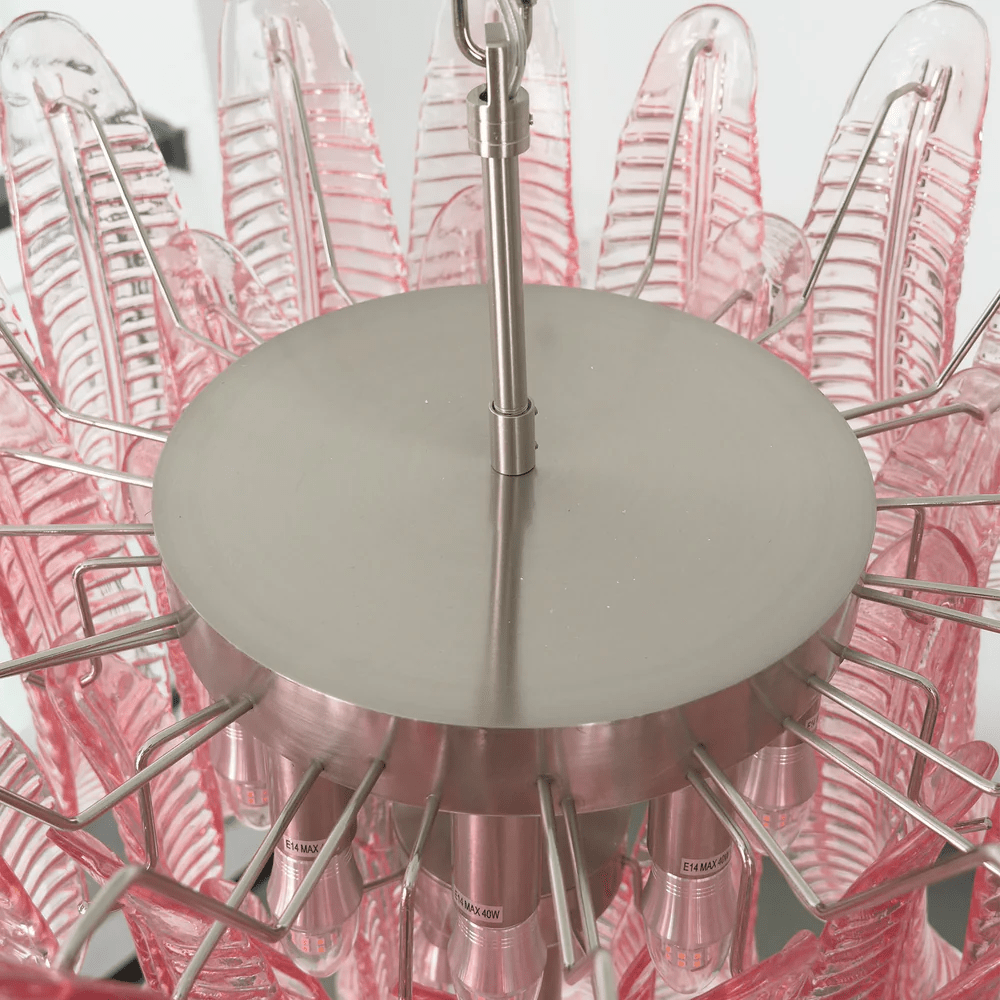 Roze kroonluchter babykamer sprookjesachtig licht