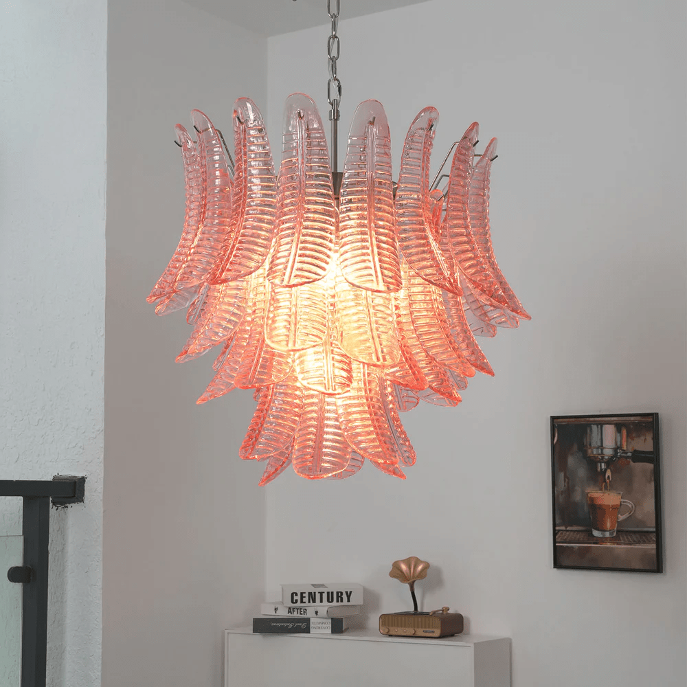 Roze glazen kroonluchter warme verlichting