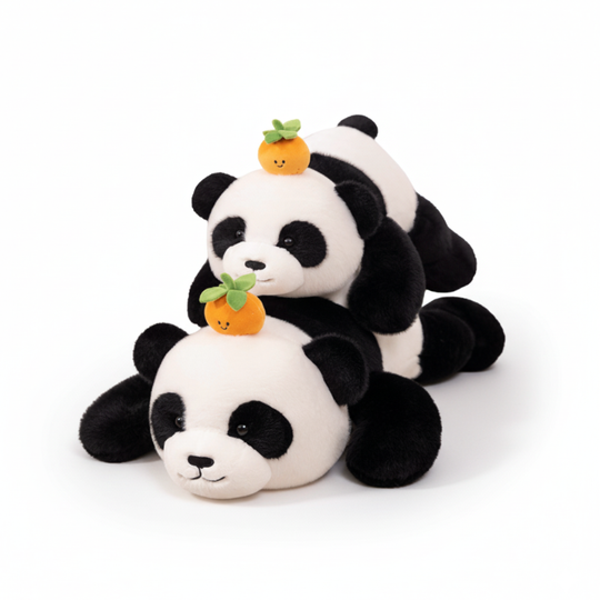 CarrotPanda – Liggende Panda Knuffel met Wortel