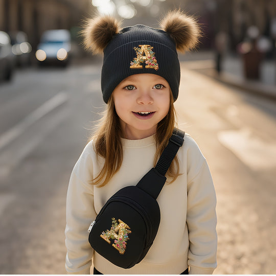 LetterFun™ – Luxe Gebreide Muts & Chest Bag Set – Winter Outfit Kinderen
