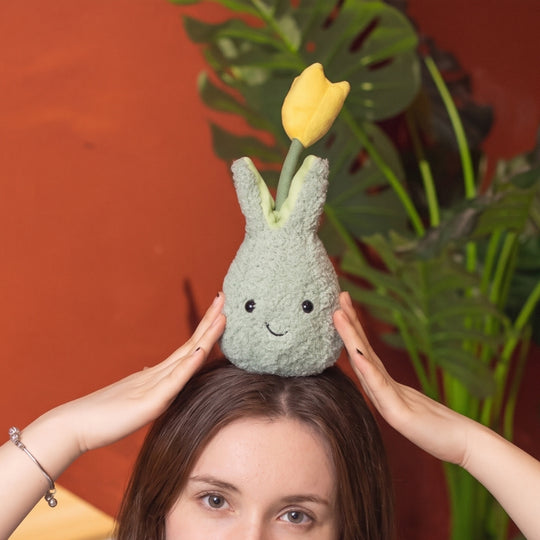 TulipBuddy – Pluche Tulp in Glimlachende Vaas