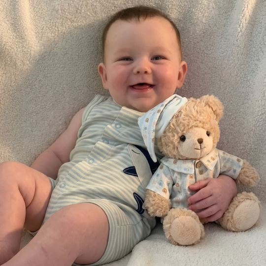 TeddyMia – Zachte Teddybeer in Gestreepte Pyjama