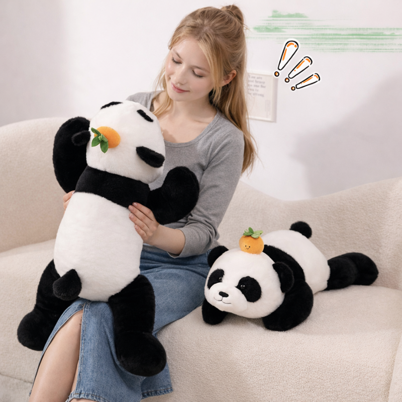 CarrotPanda – Liggende Panda Knuffel met Wortel