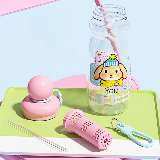 CuteFlow – Cartoon Drinkfles met Filter & Draaglus (750 ml)