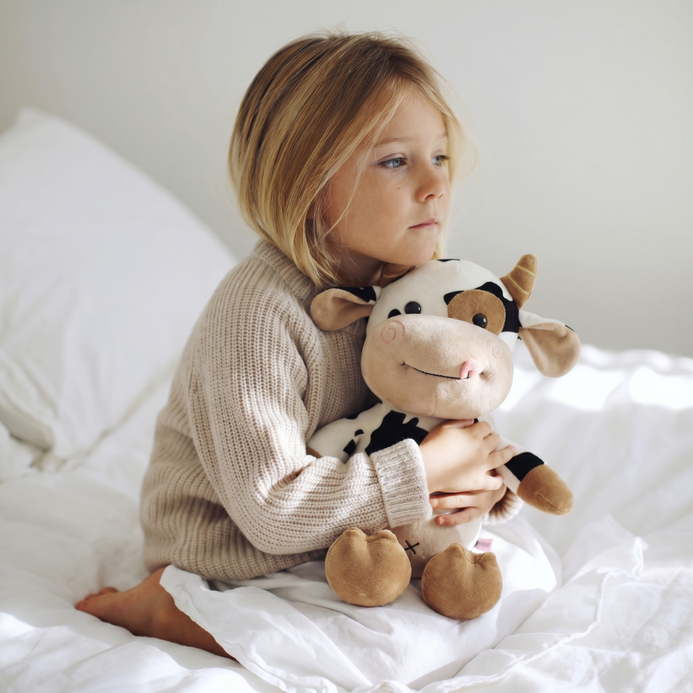 CowCuddle – Schattige Koe Knuffel met Trui & Tasje
