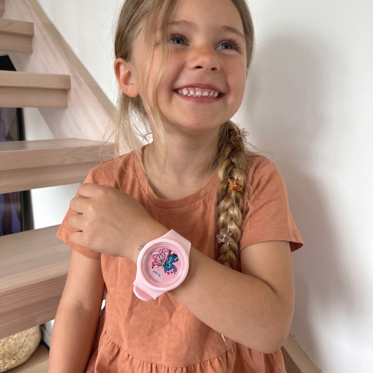 StitchGlow – Stitch Kinderhorloge met Pastel Design