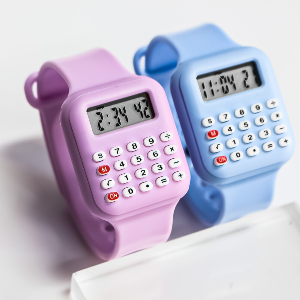 RetroCalc – Digitale Calculator Horloge voor Studenten