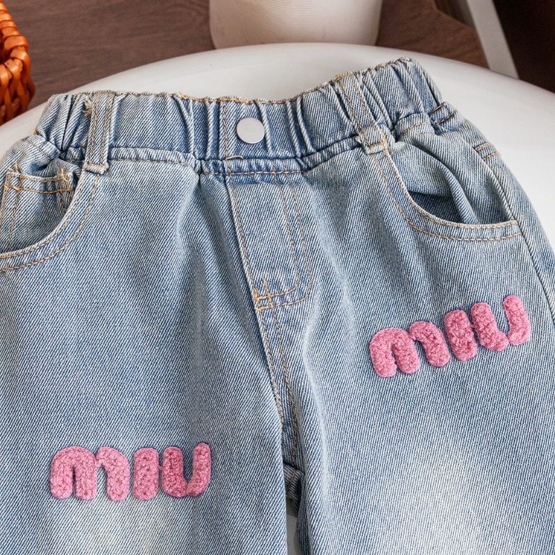 Maelle – Logo Borduur Jeans