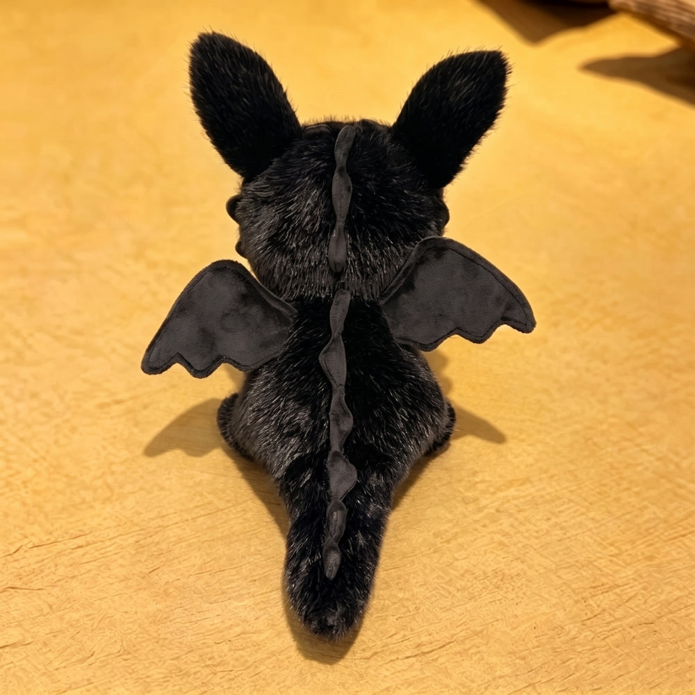 NightDragon – Zwart-Witte Drakenknuffel