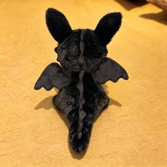 NightDragon – Zwart-Witte Drakenknuffel