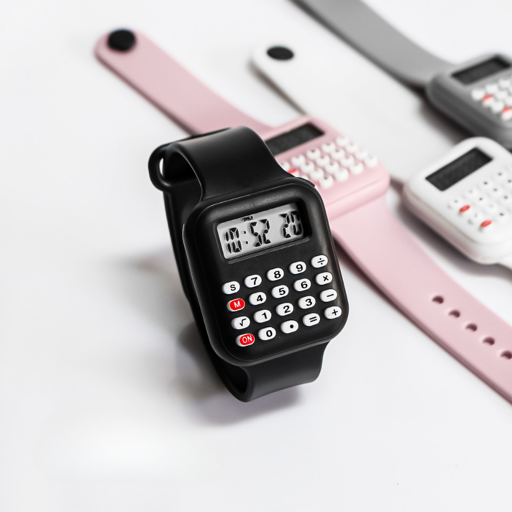 RetroCalc – Digitale Calculator Horloge voor Studenten