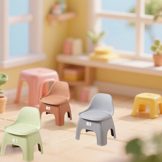 FlexiSeat™ – Klein Plastic Krukje met Rugleuning – Lichtgewicht & Duurzaam Mini Stoeltje