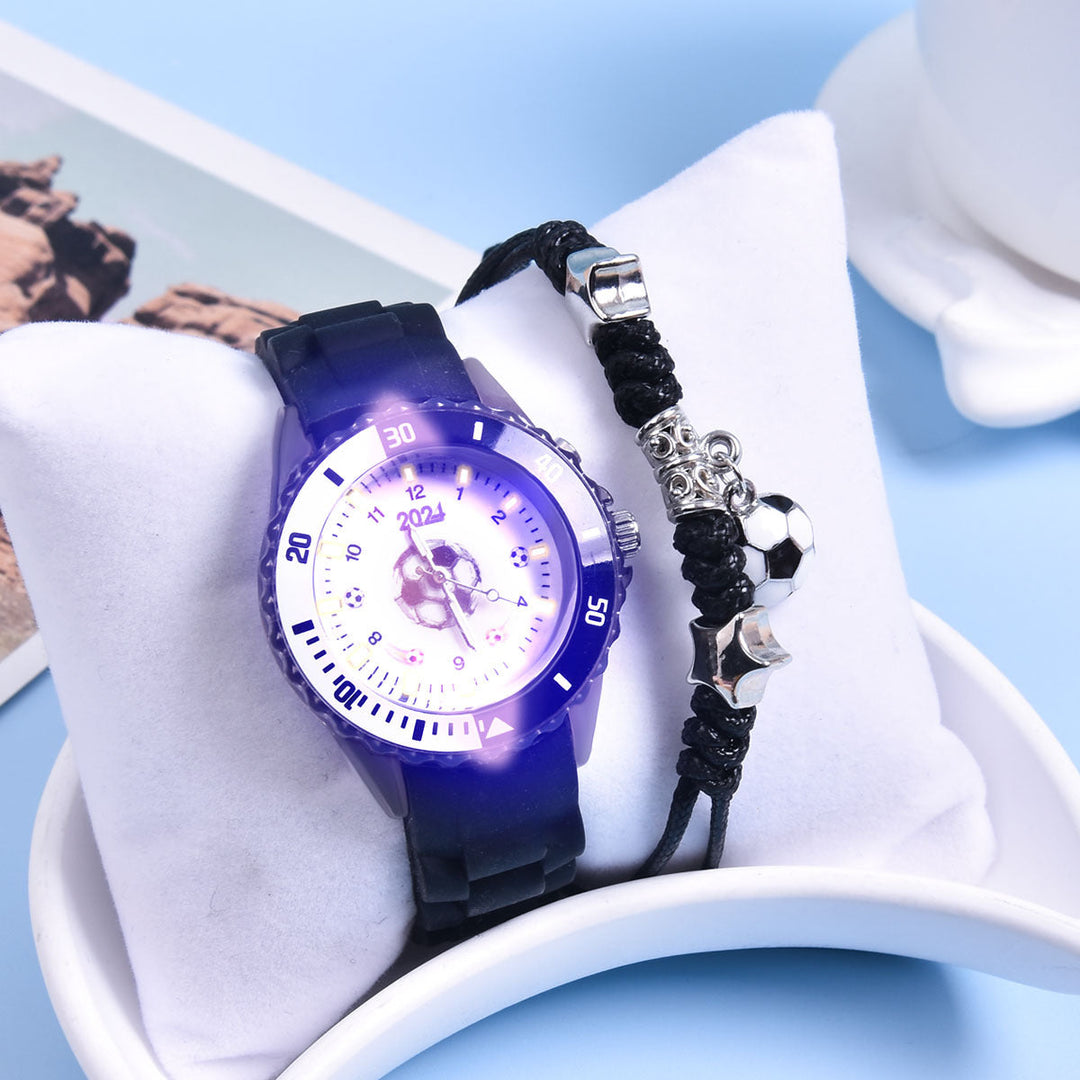 KickTime™ – Kinder Voetbalhorloge & Armband Set – LED Gloeiend Quartz