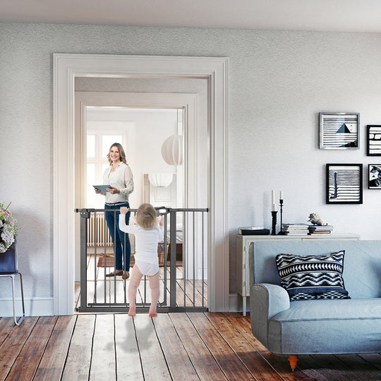 SafeStep™ – Automatisch Sluitend Traphekje – Uitschuifbaar & Boorvrij Veiligheidshek voor Kinderen
