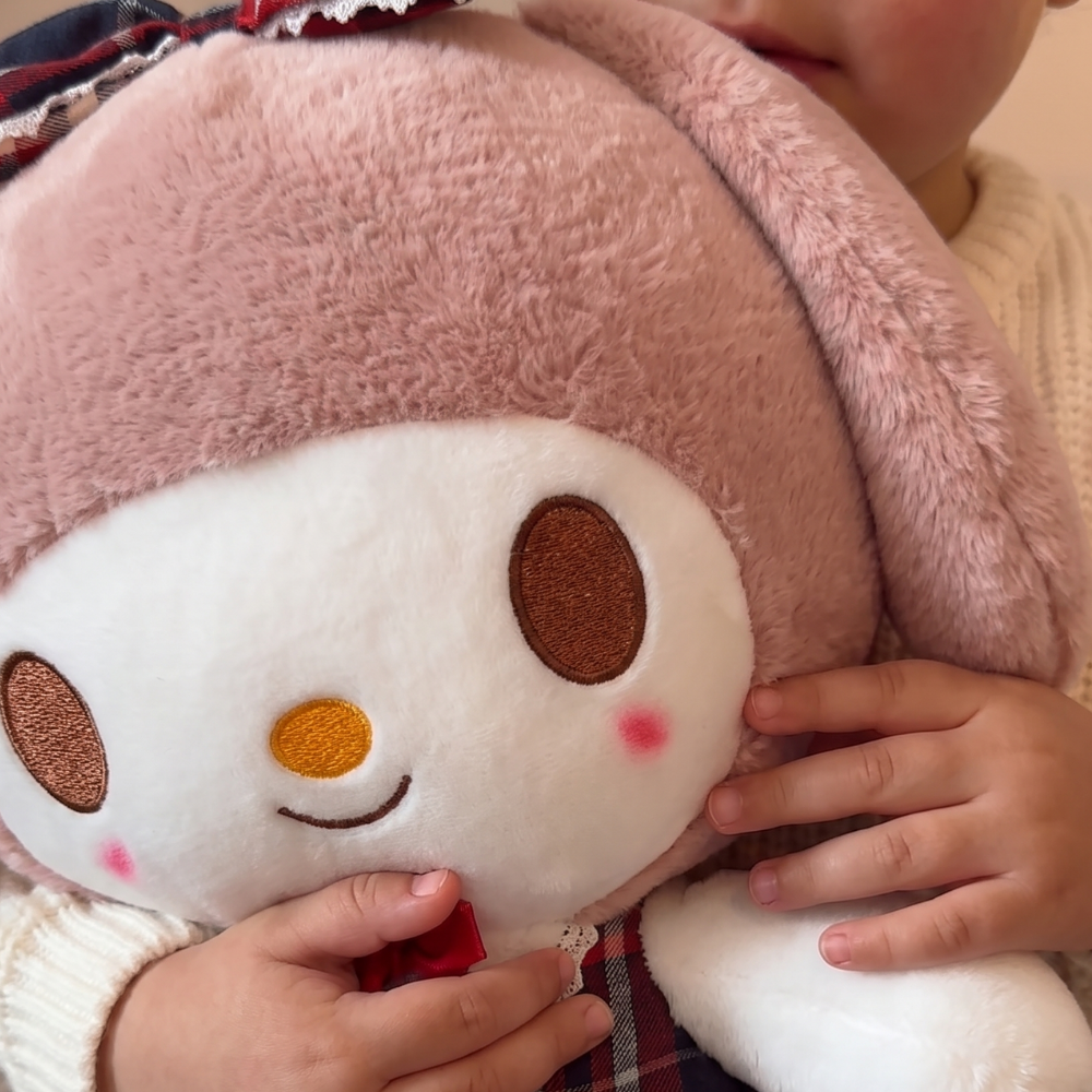SchoolCuddle – Peluche Douce en Forme de Personnage