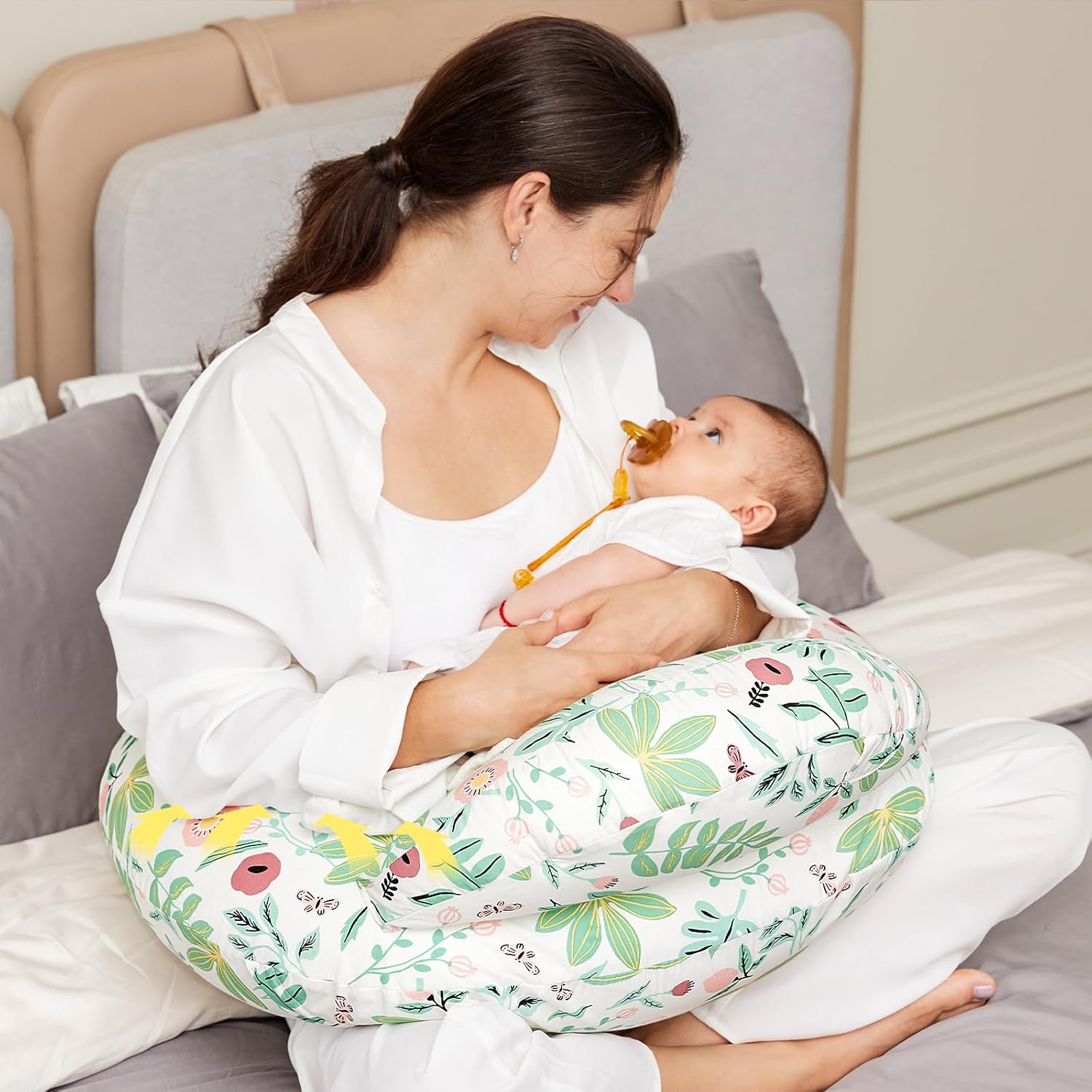 CuddleNest™ – Verstelbaar Voedingskussen met Tailleband – Comfortabele Ondersteuning voor Moeders