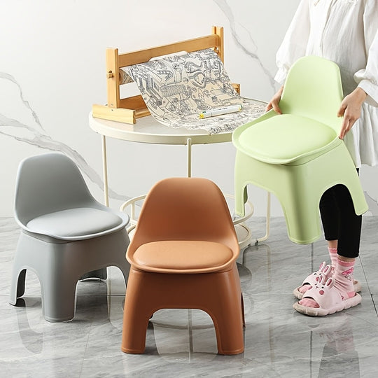 FlexiSeat™ – Klein Plastic Krukje met Rugleuning – Lichtgewicht & Duurzaam Mini Stoeltje
