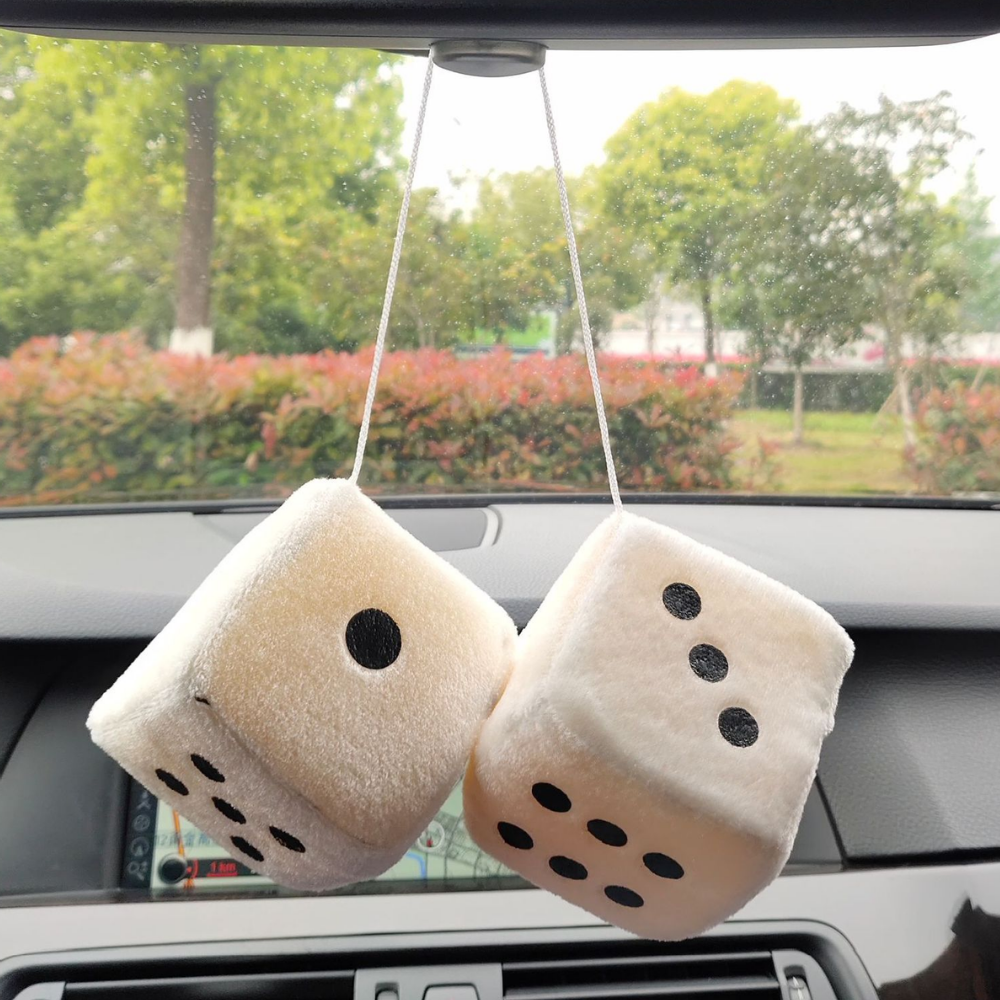 RetroDice – Pluche Dobbelstenen voor Autospiegel