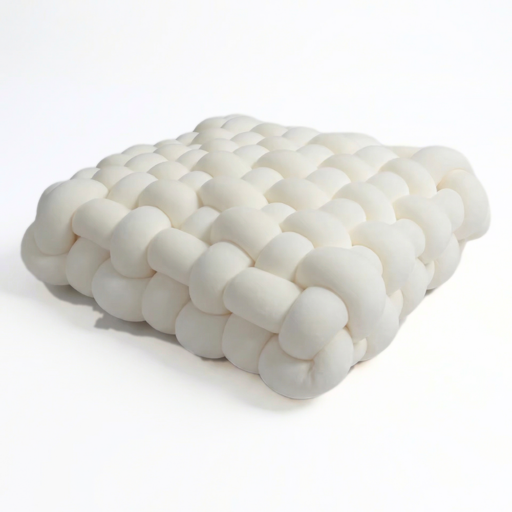 KnotCushion – Gevlochten Sierkussen in Vierkant Design