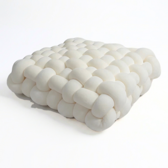 KnotCushion – Gevlochten Sierkussen in Vierkant Design