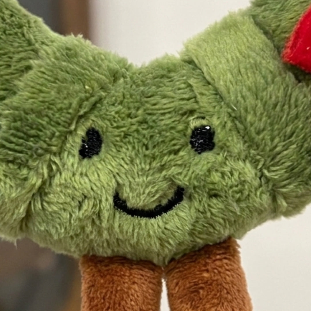 WreathBuddy – Peluche Colgante de Corona de Navidad con Lazo Rojo