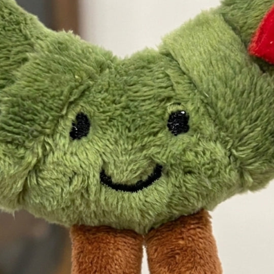 WreathBuddy – Peluche Colgante de Corona de Navidad con Lazo Rojo