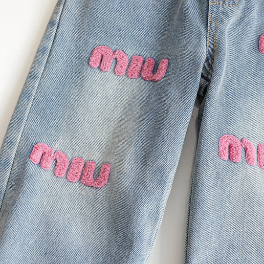 Maelle – Logo Borduur Jeans