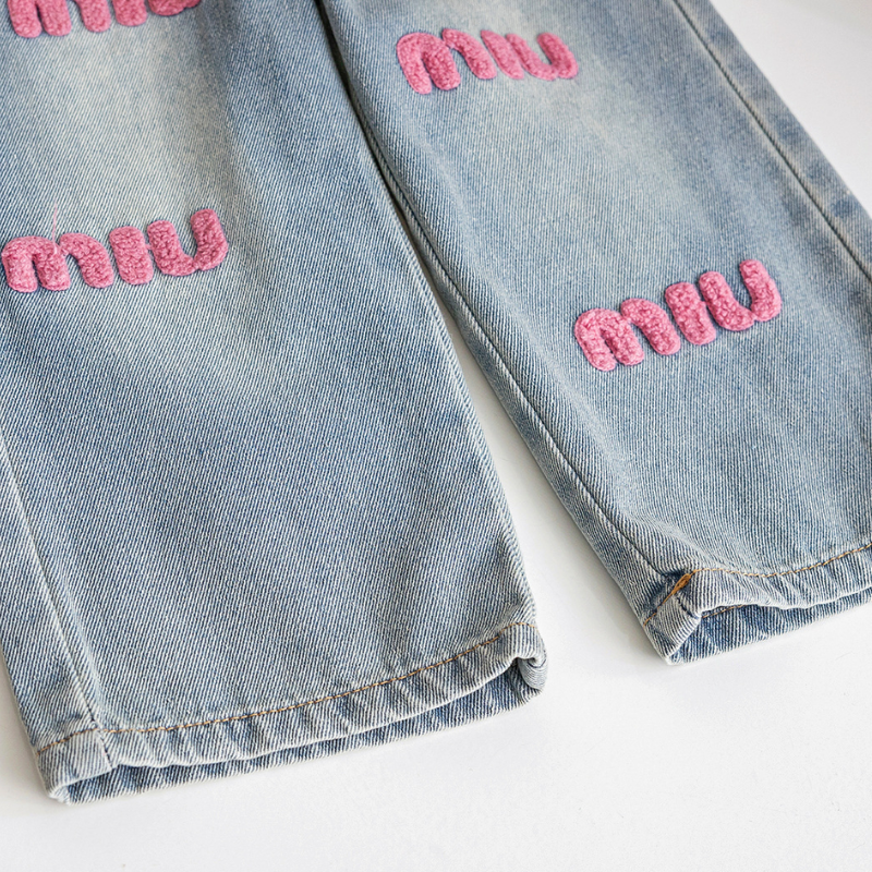 Maelle – Logo Borduur Jeans