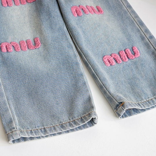 Maelle – Logo Borduur Jeans