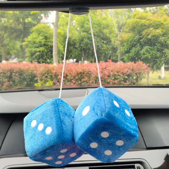 RetroDice – Pluche Dobbelstenen voor Autospiegel