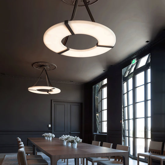 Halo hanglamp albast zwart wit afwerking