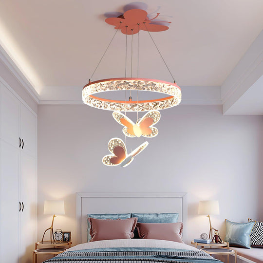 Roze vlinder hanglamp boven kinderbed