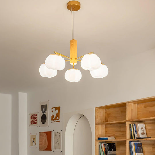 Wolkje hanglamp met witte bollen close-up