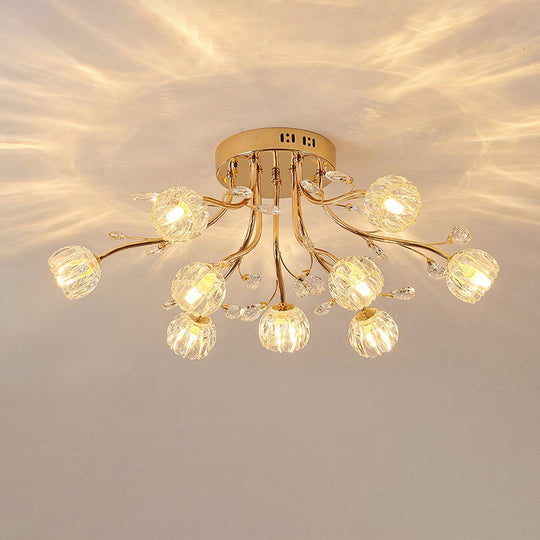 Gouden kristallen plafondlamp brandend sfeerbeeld