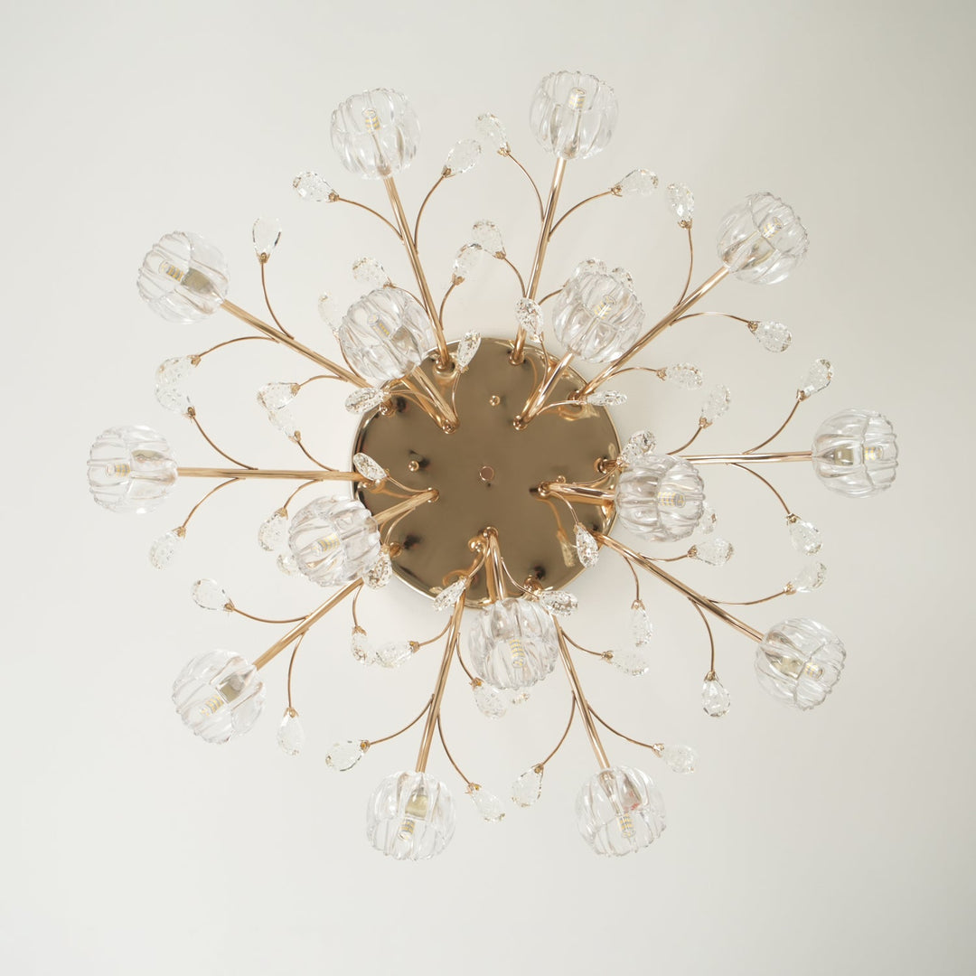 Detail gouden armatuur met kristallen