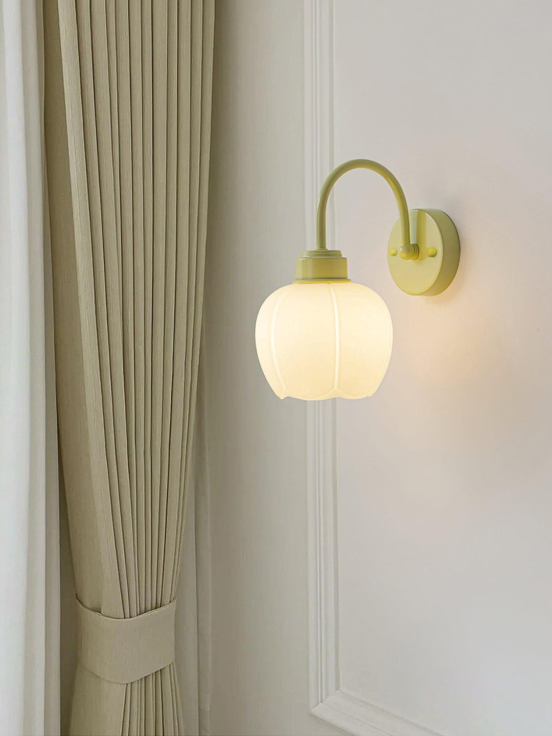 Groene wandlamp met glazen kap babykamer