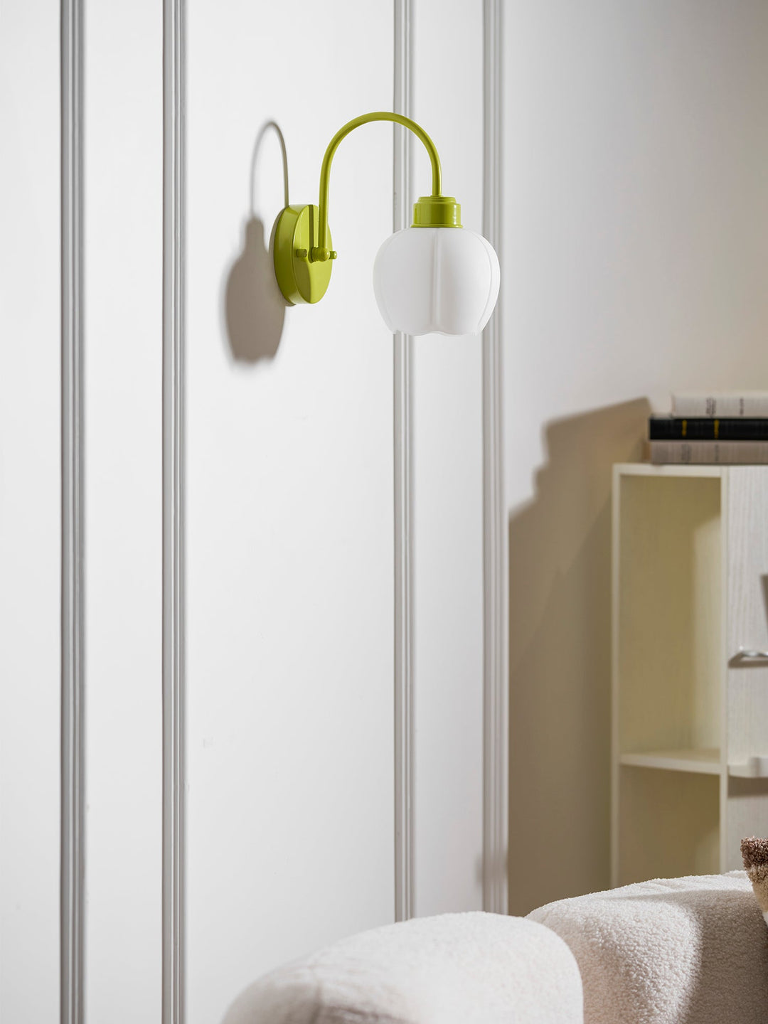 Sfeervolle leeslamp naast bed kinderkamer