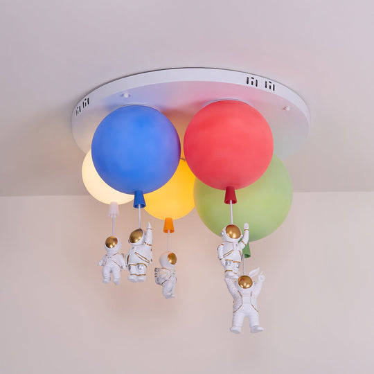 Frosted ballon plafondlamp close-up
