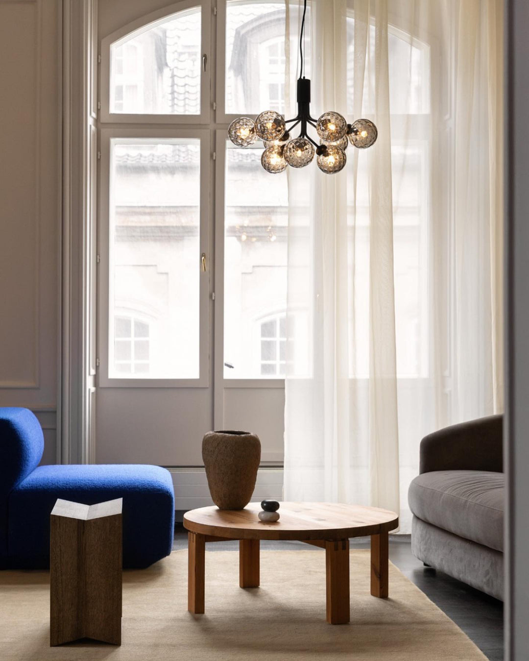 Moderne glazen kroonluchter in interieur