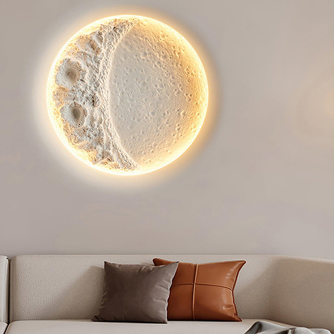 Detail van gips maankraters wandlamp