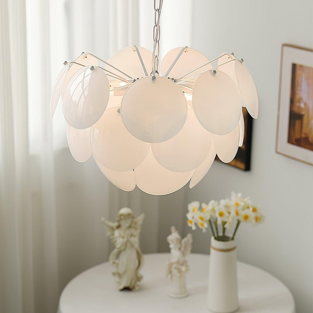 Witte kroonluchter voor de babykamer
