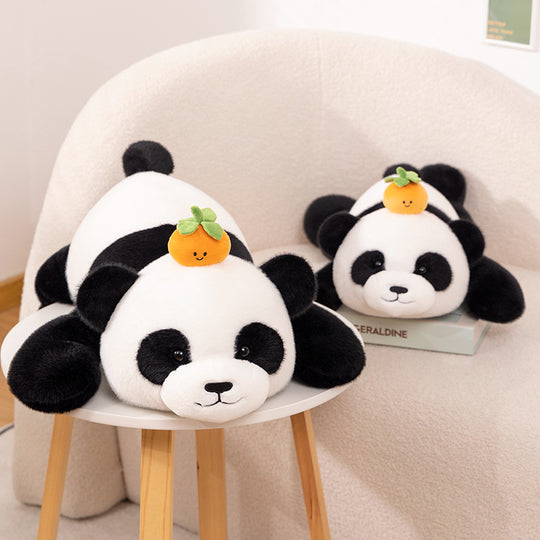 CarrotPanda – Liggende Panda Knuffel met Wortel