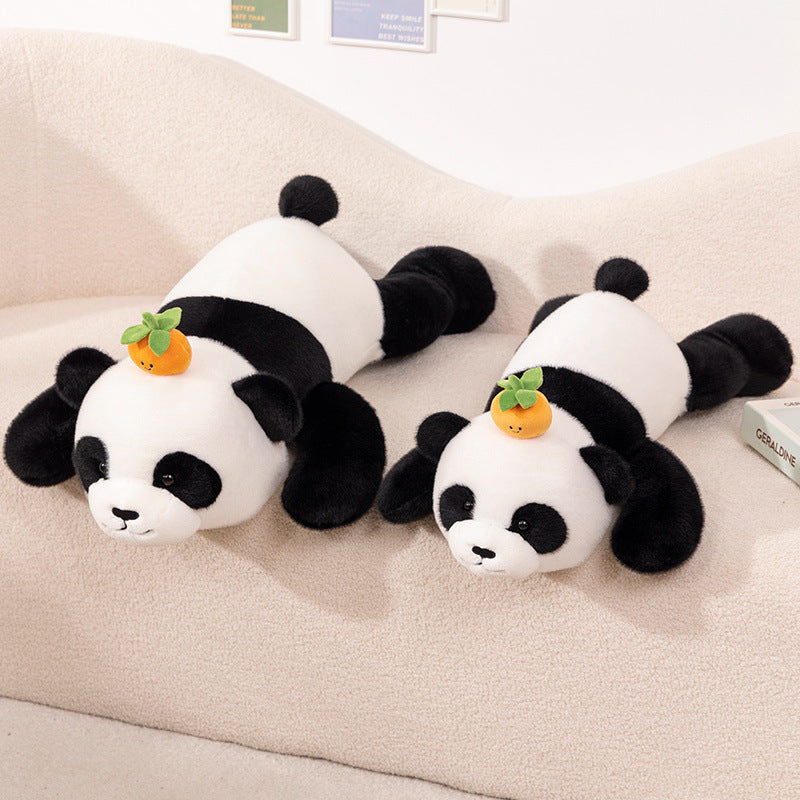 CarrotPanda – Liggende Panda Knuffel met Wortel