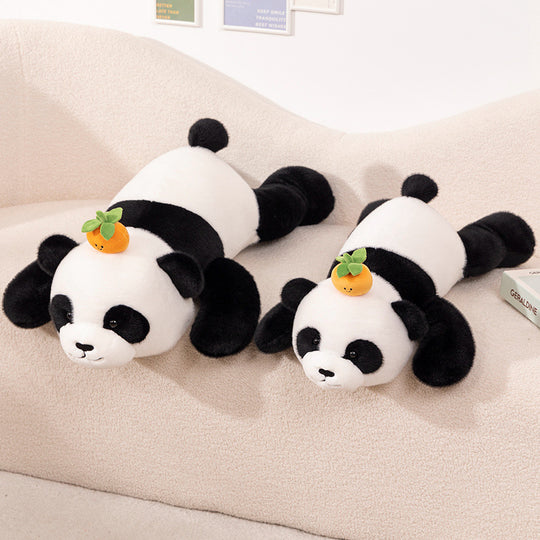 CarrotPanda – Liggende Panda Knuffel met Wortel