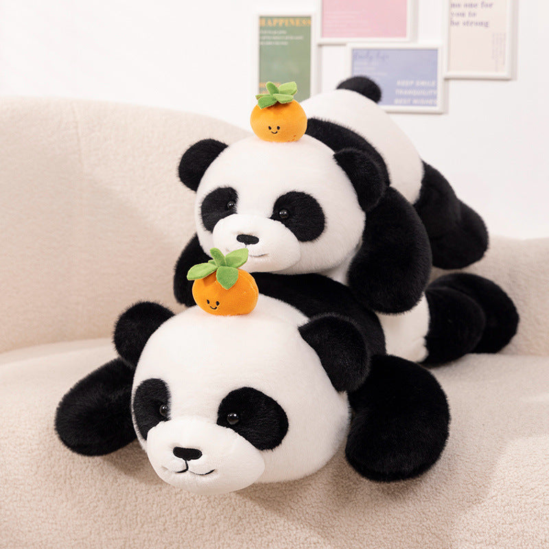 CarrotPanda – Liggende Panda Knuffel met Wortel
