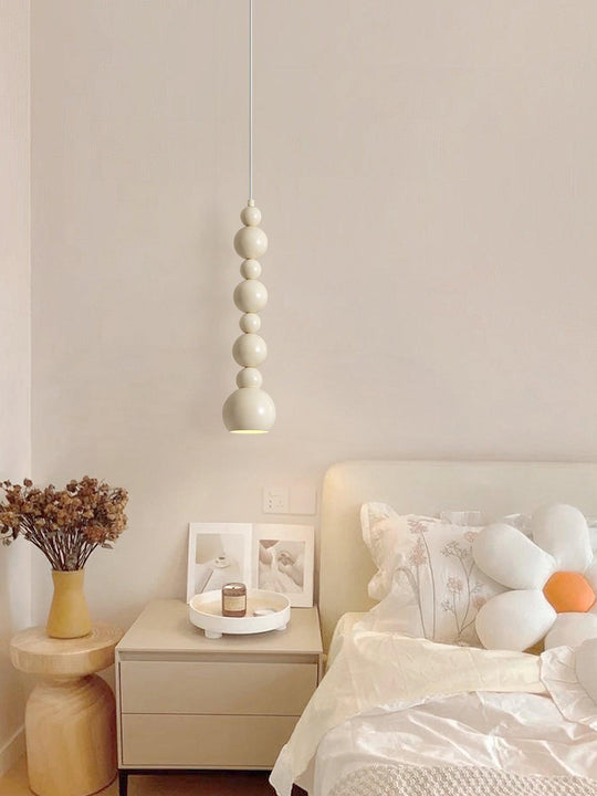 Orbella metalen hanglamp bollen boven bed