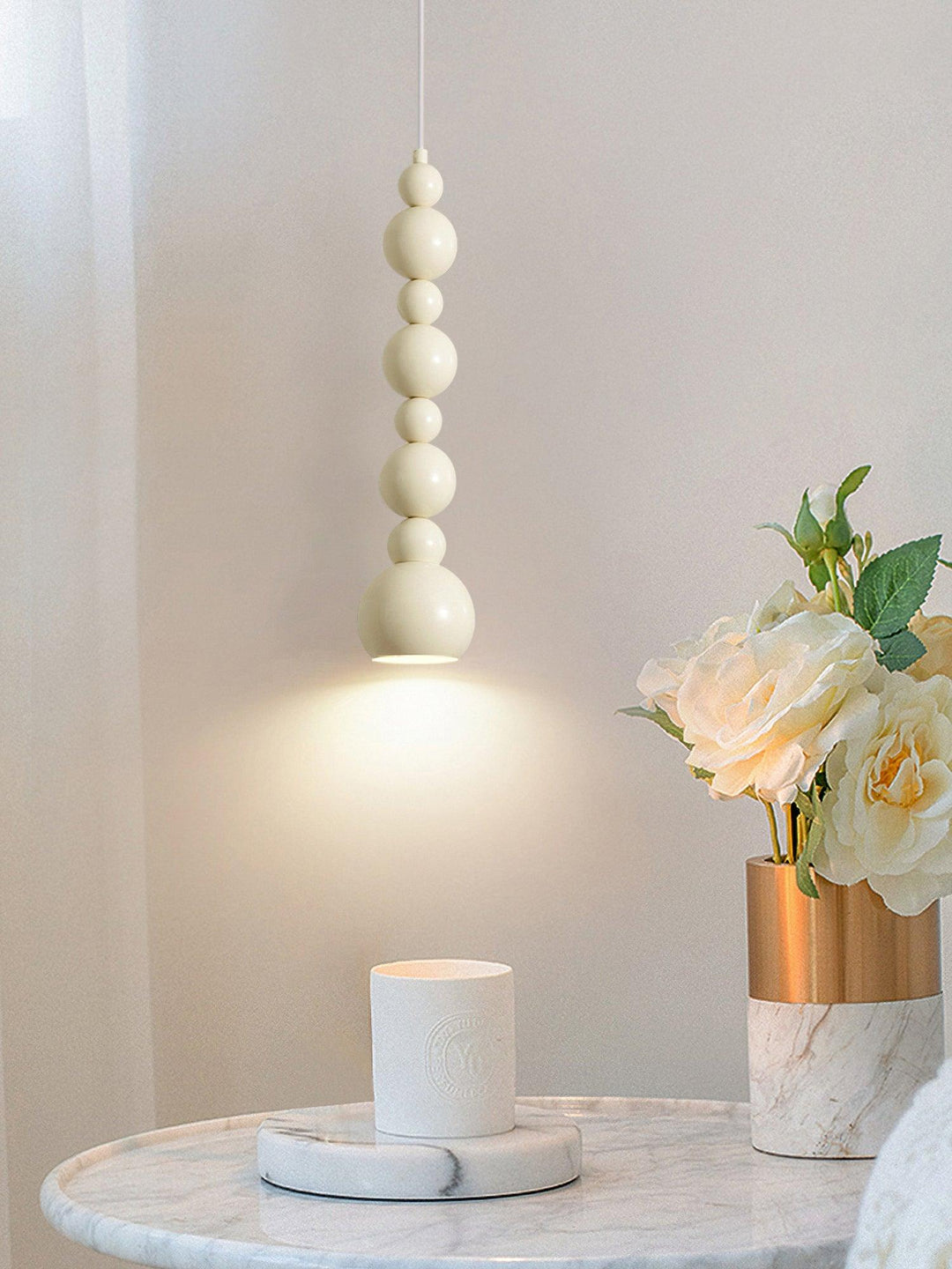 Beige bollen hanglamp modern kinderkamer